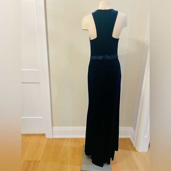 The Stunner
Navy Velvet Gown
Size M - Picture 4 of 5